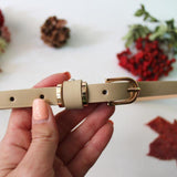 Læderbælte til kvinder med fine gulddetaljer og slankt design – model Daisy